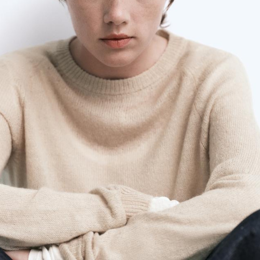 ROUND NECK KNIT SWEATER WITH RAGLAN SLEEVES